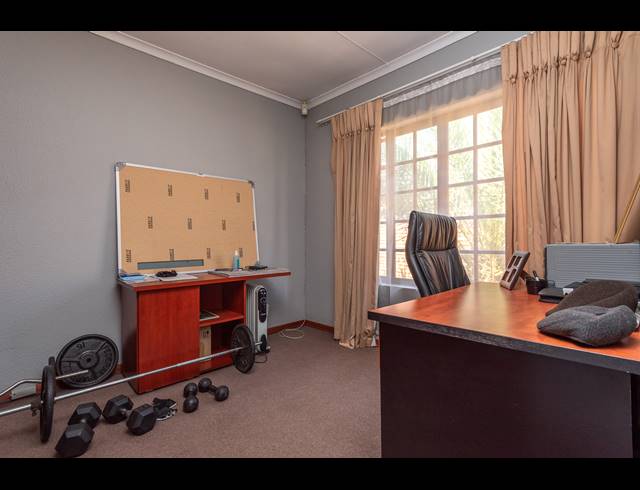 3 BEDROOM CLUSTER TO LET IN NEW MARKET